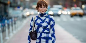 γυναίκα με φόρεμα