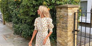 γυναίκα με φλοράλ φόρεμα