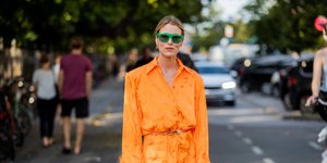 γυναίκα με πουκάμισο και γυαλιά