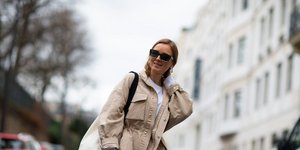 γυναίκα με τζάκετ