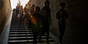 Κόσμος στην Ουχάν κατεβαίνει σκάλες