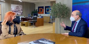 Ο Κωστής Χατζηδάκης με την υπάλληλο στον ΕΦΚΑ, Κυριακή Αθανασούδη