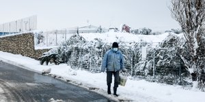 αντρας χιονια πεζουλι