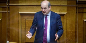 Ο υπουργός Εργασίας και Κοινωνικών Υποθέσεων, Κωστής Χατζηδάκης, κατά τη συζήτηση του πολυνομοσχεδίου στη Βουλή