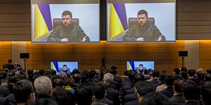 Ο Ζελένσκι απευθύνεται στη Βουλή της Ιαπωνίας