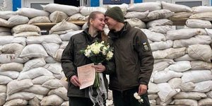 Μια ευχάριστη νότα στη φρίκη του πολέμου, ο γάμος δύο στρατιωτών