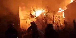 Εισβολή στην Ουκρανία: Κατοικίες φλέγονται στο Ζίτομιρ από ρωσικούς βομβαρδισμούς