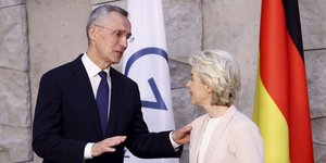 Ο Γενικός Γραμματέας του ΝΑΤΟ Γενς Στόλτενμπεργκ συνομιλεί με την Πρόεδρο της Ευρωπαϊκής Επιτροπής Ούρσουλα φον ντερ Λάιεν