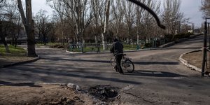 κρατήρας από επίθεση στο Μικολάγιφ, που καταγγέλλουν Γιατροί Χωρίς Σύνορα