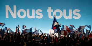 «Όλοι εμείς», το σύνθημα Μακρόν το βράδυ της νίκης στον α' γύρο