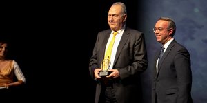 Ο Πρόεδρος της ΠΛΑΙΣΙΟ κ. Γιώργος Γεράρδος με τον Υπουργό Οικονομικών κ. Χρήστο Σταϊκούρα κατά τη βράβευση.