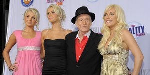 Ο Χιου Χέφνερ με τις δίδυμες Κριστίνα και Καρίσα Σάνον, αριστερά, και την Κρίσταλ Χάρις