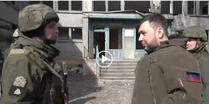 Τα νεοναζιστικά σύμβολα ορατά στο μπράτσο του φιλορώσου υπολοχαγού (αριστερά)