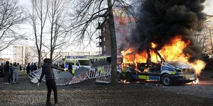 Διαδηλωτές πυρπόλησαν όχημα της αστυνομίας στο Ορέμπρο της Σουηδίας