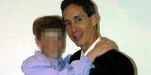 Ο Γουόρεν Τζεφς με μία ανήλικη νύφη του 