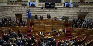 Στιγμιότυπο από την ομιλία του Ουκρανού προέδρου Ζελένσκι στο ελληνικό κοινοβούλιο