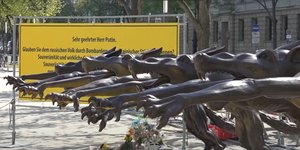 Τα αγάλματα με τους μπρούτζινους λύκους του Ράινερ Οπόλκα έξω από τη ρωσική πρεσβεία στο Βερολίνο της Γερμανίας