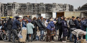 Άμαχοι στην Ουκρανία λαμβάνουν ανθρωπιστική βοήθεια
