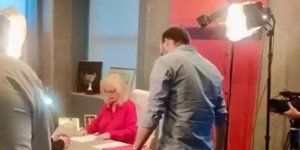 O Μάνος Δασκαλάκης στην Αγγελική Νικολούλη