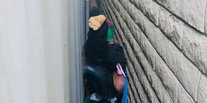 Ανδρας σφήνωσε στο εκνό ανάμεσα σε δυο τοίχους