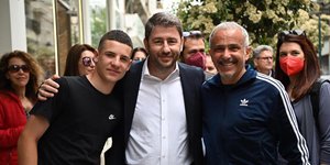 Ο Νίκος Ανδρουλάκης με κατοίκους του Βόλου 