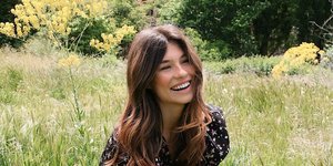 Γυναίκα με φλοράλ φόρεμα