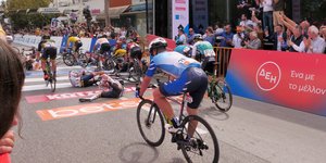 Οδυνηρό ατύχημα για αρκετούς αθλητές στη γραμμή τερματισμού του 4ου ετάπ στον Διεθνή Ποδηλατικό Γύρο Ελλάδας