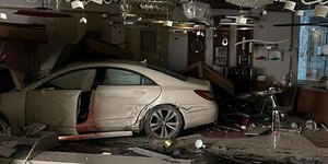 Το ΙΧ που εισέβαλε εντός του καταστήματος 