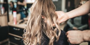 balayage Κορίτσι στο κομμωτήριο