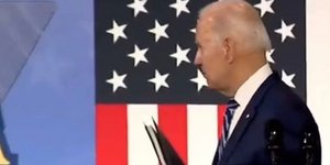 Η χειραψία του Τζο Μπάιντεν με τον... αέρα που προκάλεσε πολλά σχόλια 