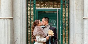 νύφη και γαμπρός φιλιούνται 