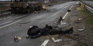 Ουκρανία: Εικόνες φρίκης στη Μπούσα, άμαχοι νεκροί κείτονται στη μέση του δρόμου