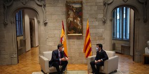 Ο Πέδρο Σάνστεθ κι ο πρόεδρος της Καταλωνίας Πέδρο Αραγονές σε συνάντηση στη Βαρκελώνη