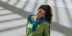 Η Χριστίνα Μπόμπα με τζιν και λευκά sneakers