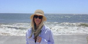 γυναίκα με καπέλο