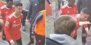 Ο Κριστιάνο Ρονάλντο χτυπάει χέρι παιδιού