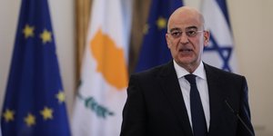 δενδιας πισω σημαιες