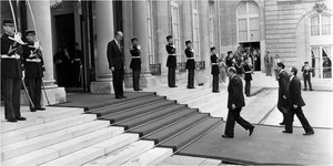 Ο Ζισκάρ Ντ' Εσταίν περιμένει στα σκαλιά τον εκλεγέντα πρόεδρο Φρανσουά Μιτεράν, το 1981