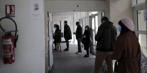 Γάλλοι πολίτες περιμένουν στην ουρά να ψηφίσουν