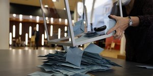 Εκλογική κάλπη στο Στρασβούργο μετά τη λήξη της ψηφοφορία