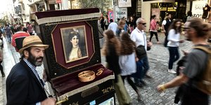 πολίτες περπατούν στην ερμού