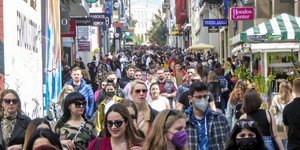 πολίτες περπατούν στην ερμού