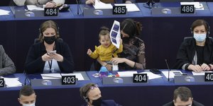 Ευρωβουλευτής έφερε- συμβολικά, το παιδί της κατά τη διάρκεια της συζήτησης για το μισθολογικό χάσμα ανδρών και γυναικών/ Φωτογραφία AP