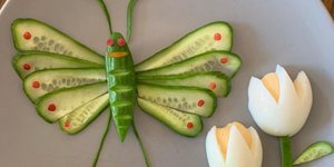 πεταλούδα και λουλούδια από λαχανικά σε πιάτο