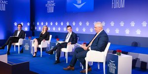 Από αριστερά: Δημήτρης Καραβέλλας, Διευθυντής, WWF Ελλάς, Διονυσία Αυγερινοπούλου, Πρόεδρος, Επιτροπή Προστασίας Περιβάλλοντος Βουλής Σ.Π., Κωνσταντίνος Αραβώσης, Γενικός Γραμματέας Δασών, Υπουργείο Ενέργειας και Περιβάλλοντος, Σπύρος Κουβέλης, Διευθυντής EPLO, Ινστιτούτο Βιώσιμης Ανάπτυξης