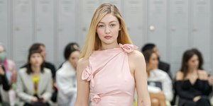 γυναίκα με ροζ φόρεμα