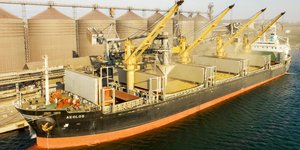 Μεταφορά φορτίου σιτηρών στο λιμάνι της Οδησσού