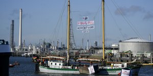 Ακτιβιστές της Greenpeace στο λιμάνι του Ρότερνταμ