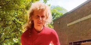  η Theresa Kadish βουτά σε κάδους σκουπιδιών και μαζεύει τρόφιμα