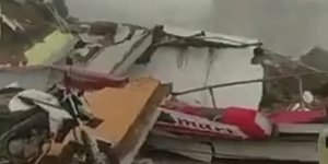 Συντρίμμια από την κατάρρευση μίνι μάρκετ στην Ινδονησία